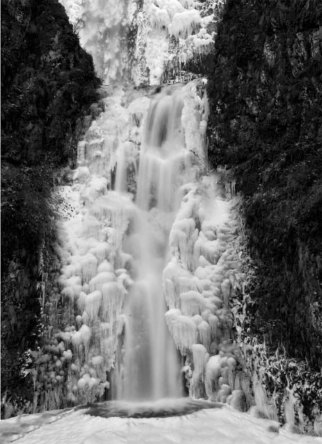 Multnomah Falls 8046 bw.jpg